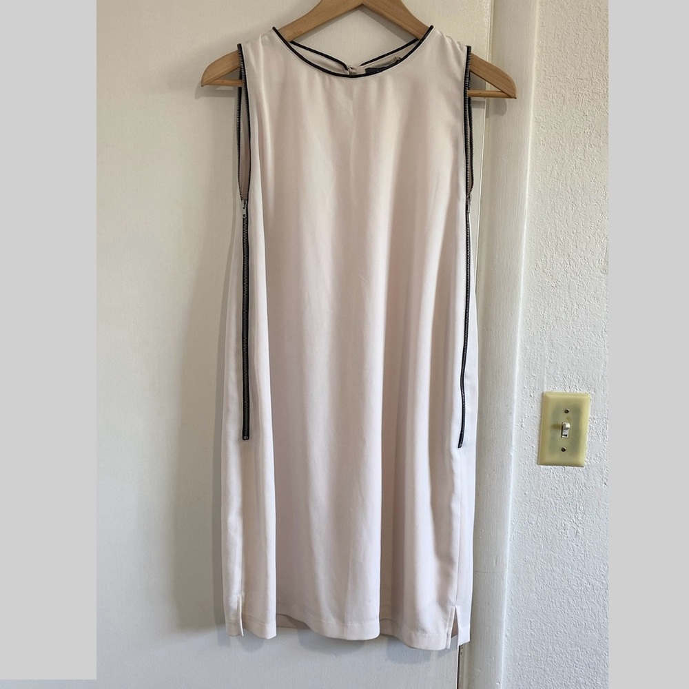 ASTR The Label Sleeveless Shift Dress Size M White Zip Detail Minimalist Chic